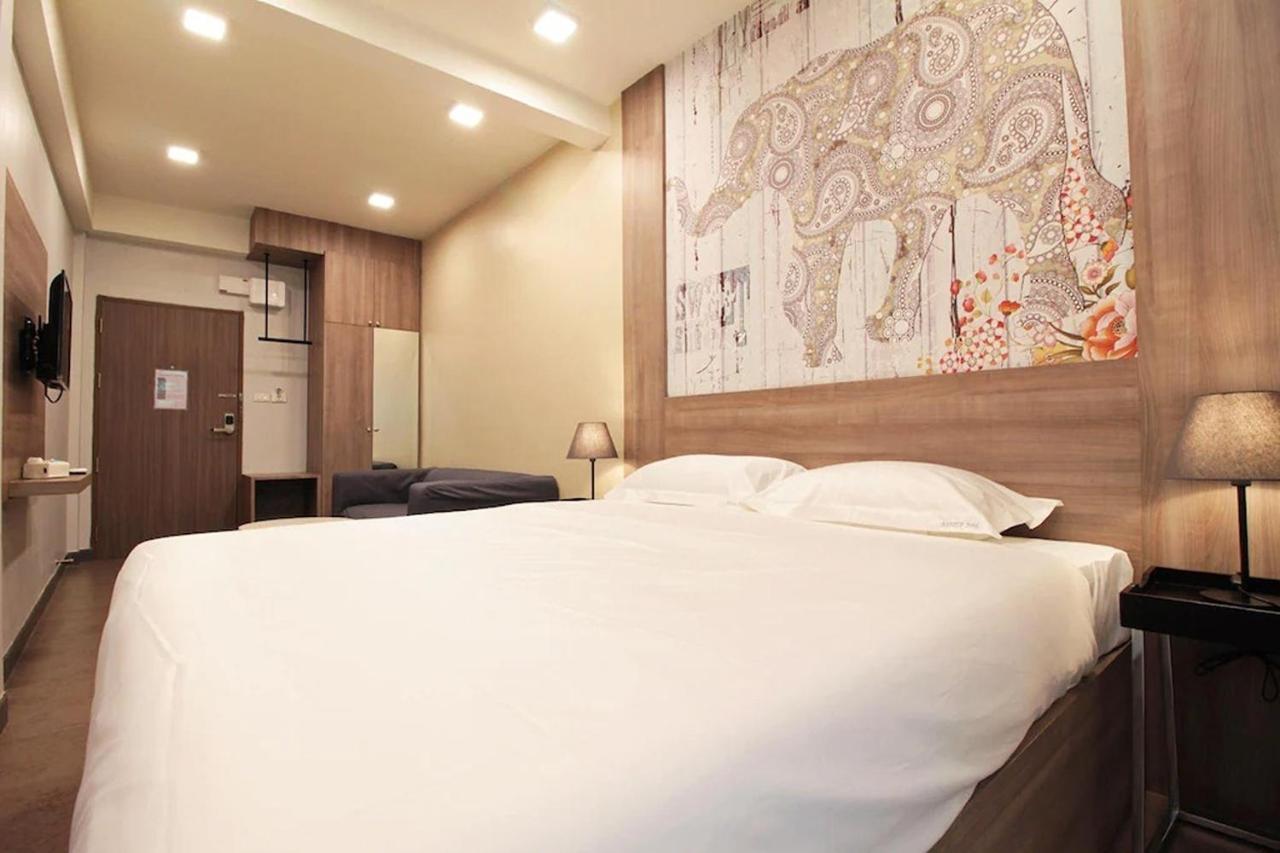 R 17 Living Hotel Bangkok Exterior photo