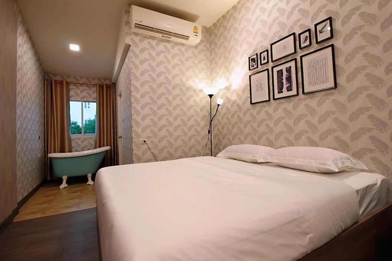 R 17 Living Hotel Bangkok Exterior photo