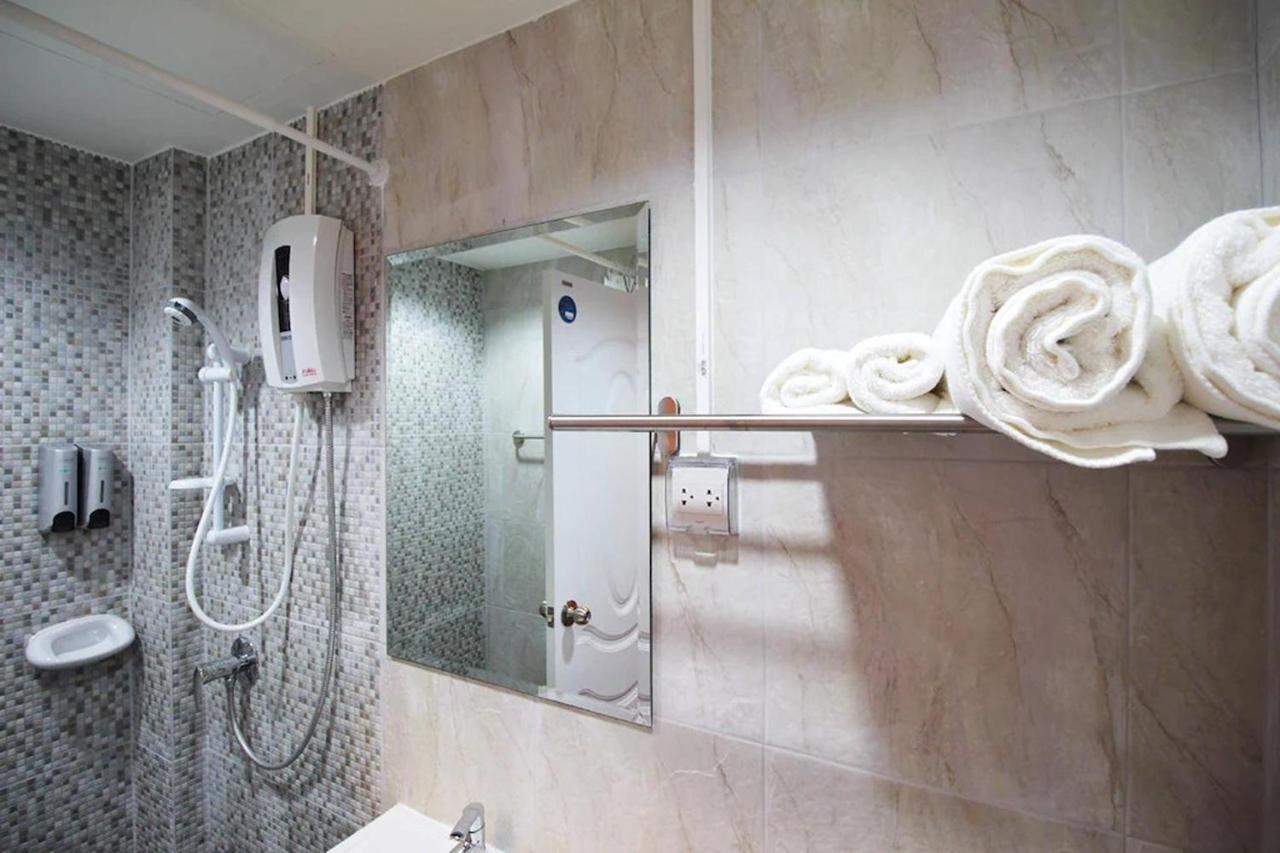 R 17 Living Hotel Bangkok Exterior photo
