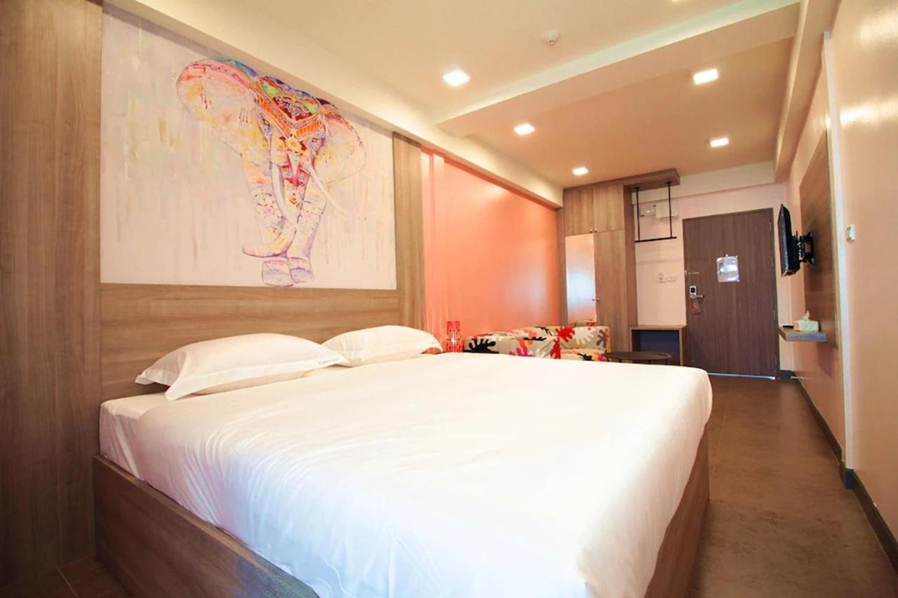 R 17 Living Hotel Bangkok Exterior photo