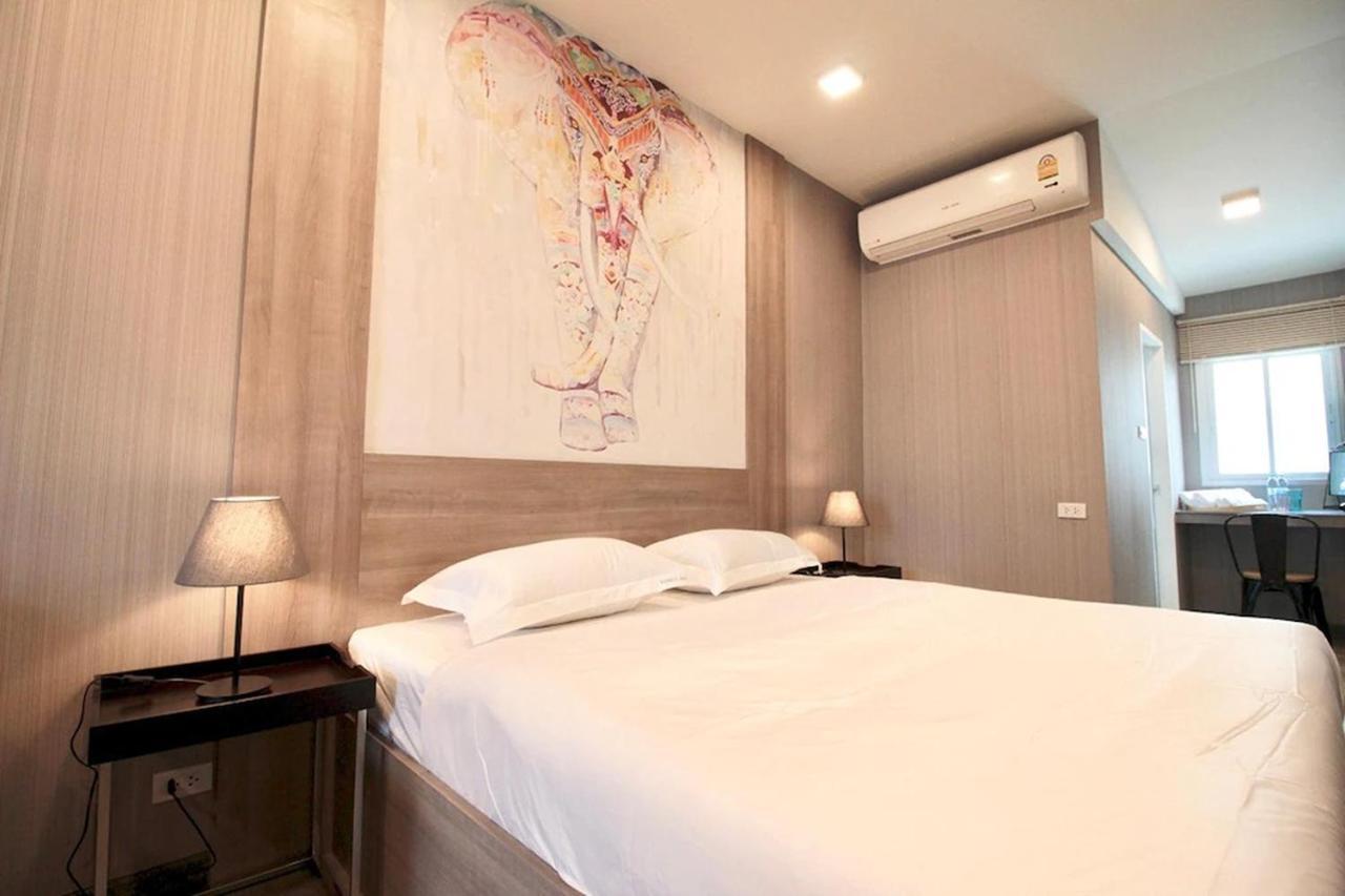 R 17 Living Hotel Bangkok Exterior photo